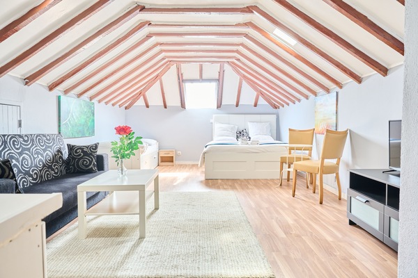 Deluxe Room, Private Bathroom | Desk, WiFi (free), bed sheets