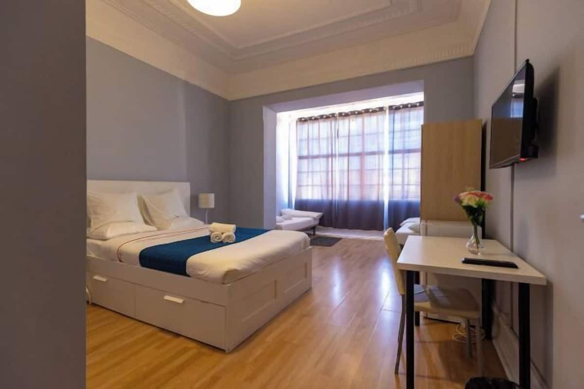 1 habitación, escritorio, wifi gratis y ropa de cama
