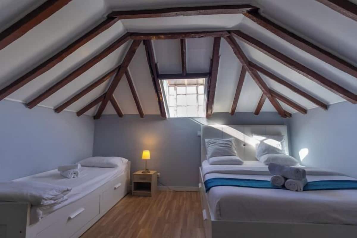 1 habitación, escritorio, wifi gratis y ropa de cama