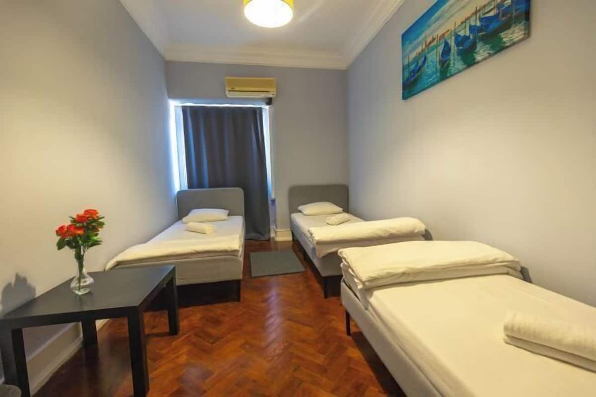 Escritorio, wifi gratis, ropa de cama