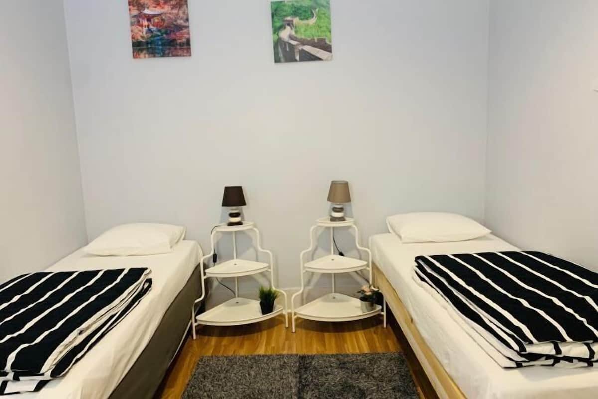 Escritorio, wifi gratis, ropa de cama