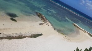 En la playa, camastros y toallas de playa 