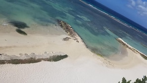 Plage, chaises longues, serviettes de plage