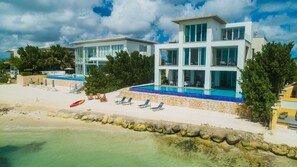 Outdoor pool - Villa on the beach: 5 ocean front suites and 2 bunk rooms (Savaneta)