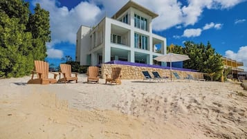 Sulla spiaggia, lettini da mare, teli da spiaggia