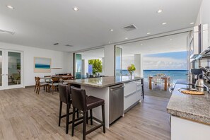 Fridge, microwave, oven, stovetop - Villa on the beach: 5 ocean front suites and 2 bunk rooms (Savaneta)