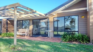 Outdoor dining - Horizons Retreat (Salamander Bay)