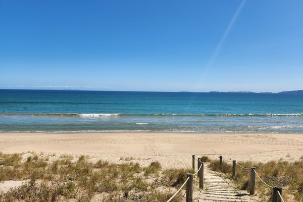 Plage, chaises longues