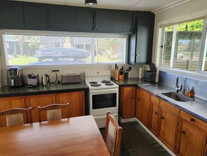 Full-sized fridge, microwave, oven, stovetop - Right on the beach at secluded Rings Beach (Matarangi Beach)