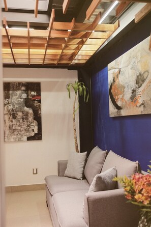 City-Apartment, 2 Schlafzimmer, Nichtraucher | Wohnzimmer | 32-Zoll-Smart-TV mit Kabelempfang, Fernseher