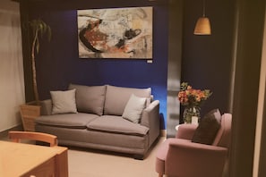 Appartement Ville, 2 chambres, non-fumeur | Salle de séjour | Téléviseur connecté de 32 po avec télévision par câble, téléviseur