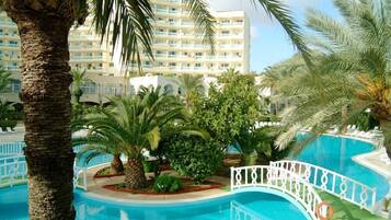 Piscine couverte, piscine extérieure