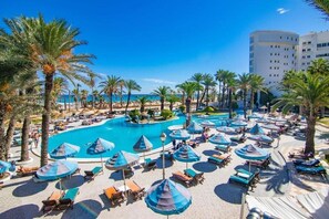 Una piscina techada, una piscina al aire libre