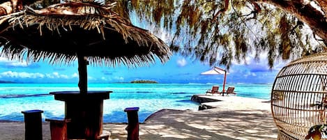 Plage privée, sable blanc, chaises longues, parasols