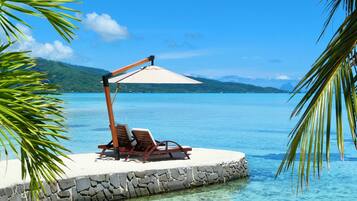 Privatstrand, weißer Sandstrand, Liegestühle, Sonnenschirme