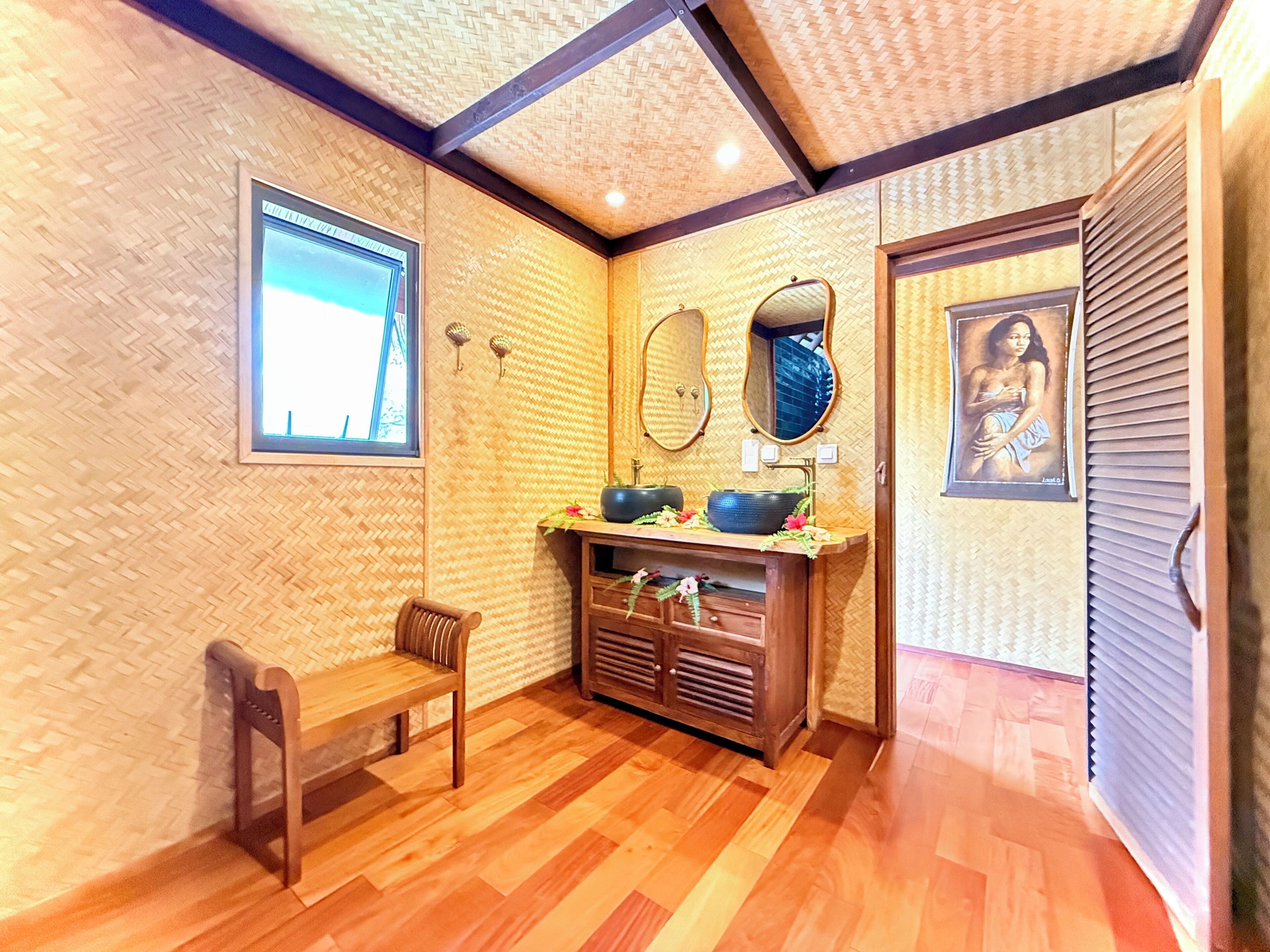 Bungalow Sunrise Premium view Huahine | Bathroom | Shower, hair dryer, towels, soap