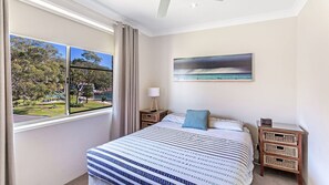 2 bedrooms, bed sheets - Collendina, 6/19 Kurrawa Close - Overlooking beautiful Little Beach (Nelson Bay)