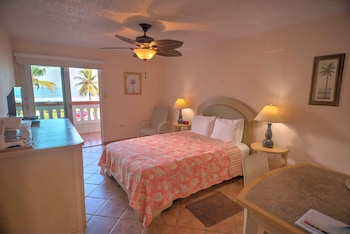 Single Room, 1 Queen Bed, Non Smoking, Ocean View | Blackout drapes, iron/ironing board, free WiFi, bed sheets at Luquillo Sunrise beach Inn