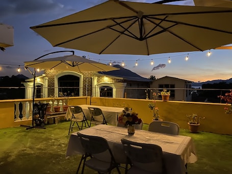 Restaurante al aire libre. Hotel Panajachel Los Angeles