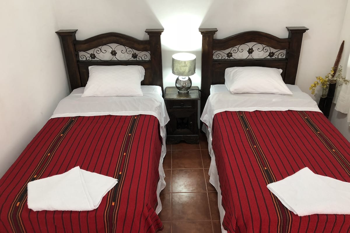Premium-Doppelzimmer, 2 Einzelbetten | Verdunkelungsvorhänge, kostenloses WLAN, Bettwäsche