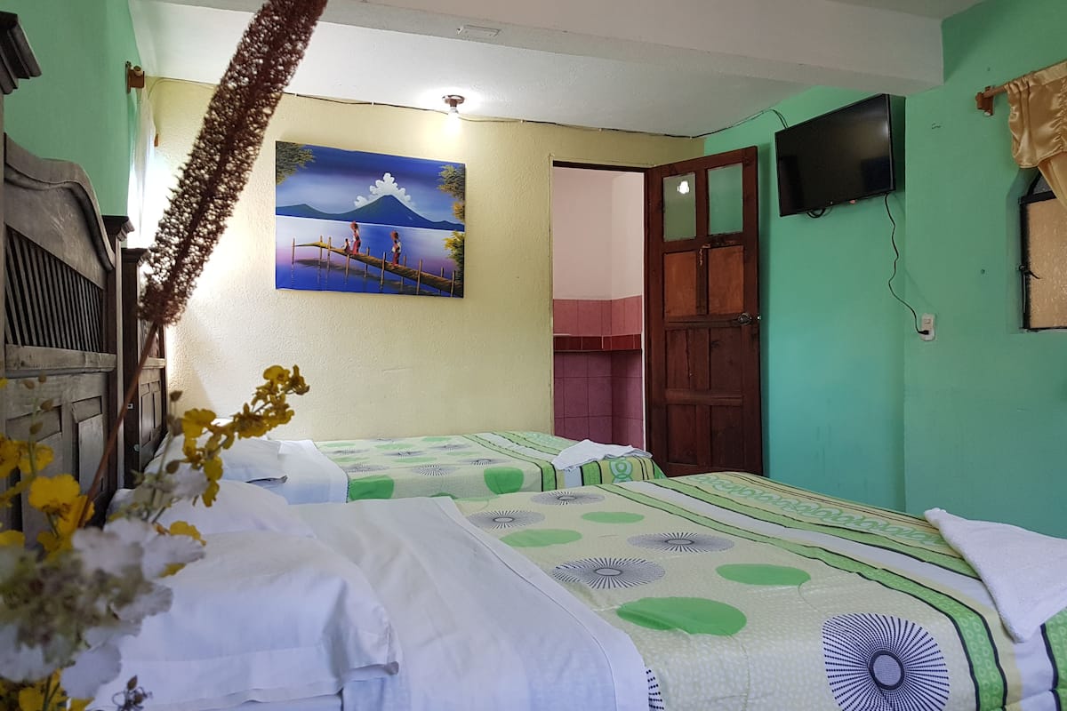 Habitación cuádruple básica, varias camas | Cortinas opacas, wifi gratis, ropa de cama
