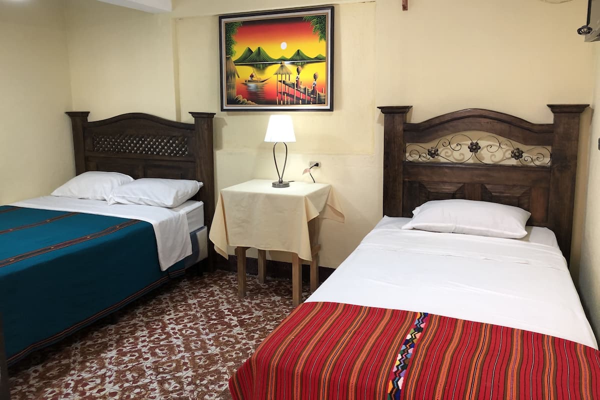 Habitación triple, baño privado | Cortinas opacas, wifi gratis, ropa de cama
