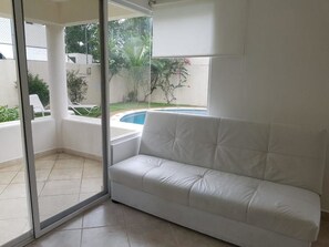 Appartamento familiare, 2 camere da letto | Area soggiorno | TV a schermo piatto