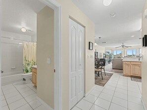 Cocina amplia con comedor, baño con ducha y vista al exterior.