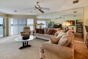 TV - Amadeus 9 - Direct Waterfront Views in top location! (Treasure Island)