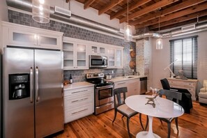 Réfrigérateur, four à micro-ondes, un four, surface de cuisson