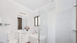 Bathtub, hair dryer - Fingal Surf and Sand, Pacific Drive, 14A (Fingal Bay)