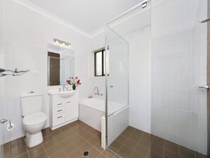 Bathroom - Fingal Surf and Sand, Pacific Drive, 14A (Fingal Bay)