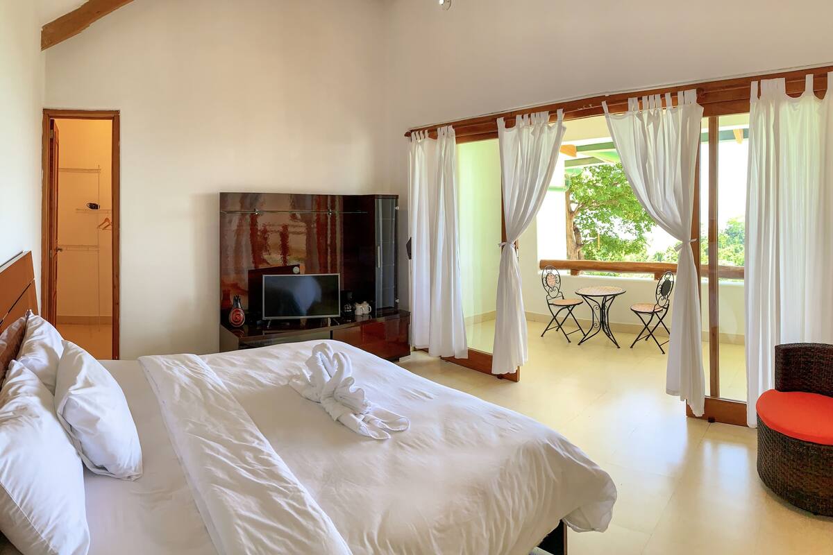 Minibar, iron/ironing board, free WiFi, bed sheets
