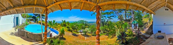 Una piscina al aire libre, tumbonas