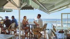 Outdoor dining - Sought after complex in Shoal Bay (Shoal Bay)