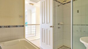 Badewanne, Haartrockner, Handtücher