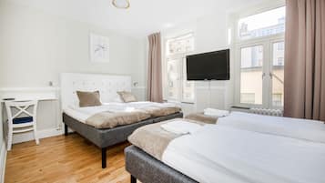 Habitación familiar | Escritorio, tabla de planchar con plancha, wifi gratis y ropa de cama