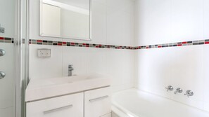 Bathtub - Harbourside, Unit 2/7 Soldiers Point Road - Absolute waterfront unit at Sunrise Beach (Soldiers Point)