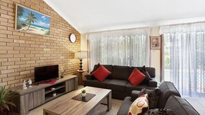 TV - An affordable townhouse, right in town! (Nelson Bay)