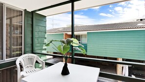 Outdoor dining - An affordable townhouse, right in town! (Nelson Bay)