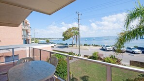 Outdoor dining - Castaways 4/17 Shoal Bay Road - Opposite Shoal Bay Beach (Shoal Bay)