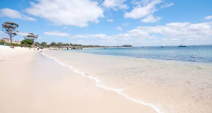Castaways 4/17 Shoal Bay Road - Opposite Shoal Bay Beach