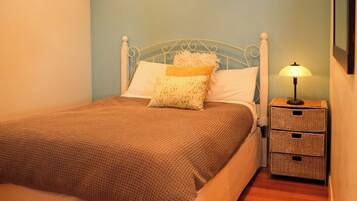 5 bedrooms, iron/ironing board, free WiFi, bed sheets