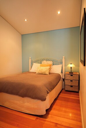 5 bedrooms, iron/ironing board, free WiFi, bed sheets