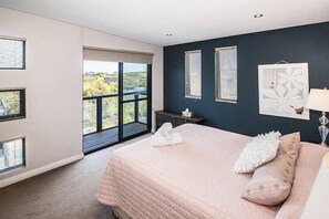 5 bedrooms, iron/ironing board, free WiFi, bed sheets - “ROCKPOOL” Holiday Beach House Margaret River (5 bedrooms,  walk to beach) (Gnarabup)