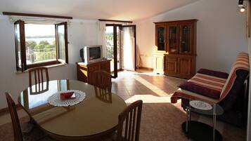 Huoneisto, 1 makuuhuone, parveke, merinäköala | Ruokailu omassa huoneessa