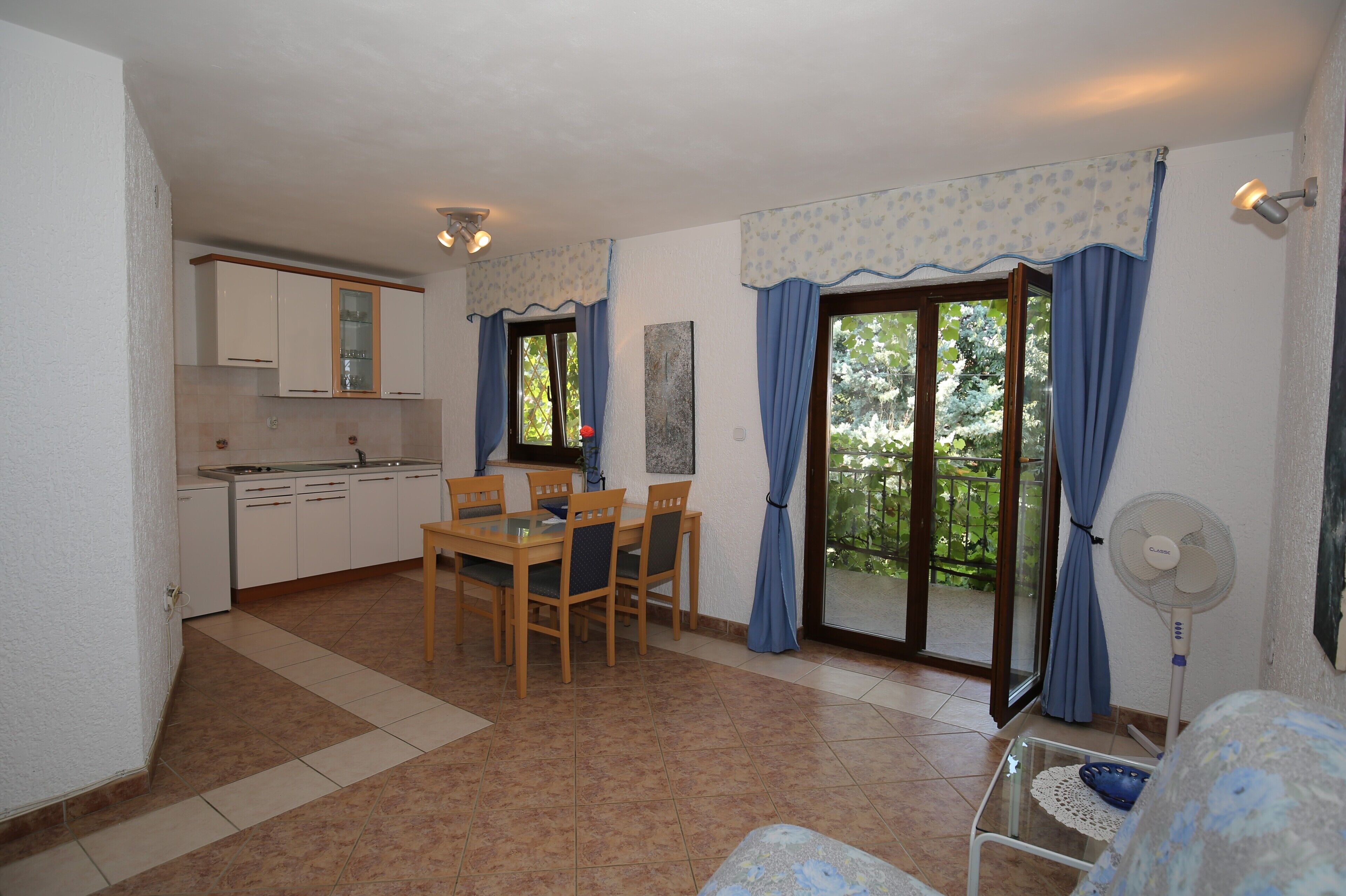 Appartamento, 2 camere da letto, balcone, vista mare parziale | Area soggiorno | TV