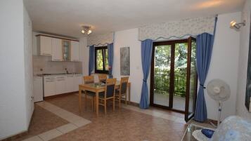 Appartamento, 2 camere da letto, balcone, vista mare parziale | Area soggiorno | TV