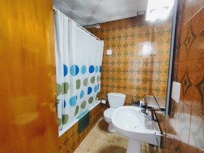 Baignoire, sèche-cheveux, bidet, serviettes fournies