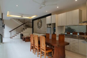 Luxury Villa, 3 Bedrooms | In-room dining - Villa Mila (Canggu)